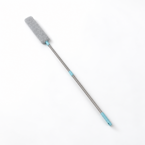 Balai anti-poussière à tête fine en microfibre grise et manche télescopique argenté, entier sur fond blanc