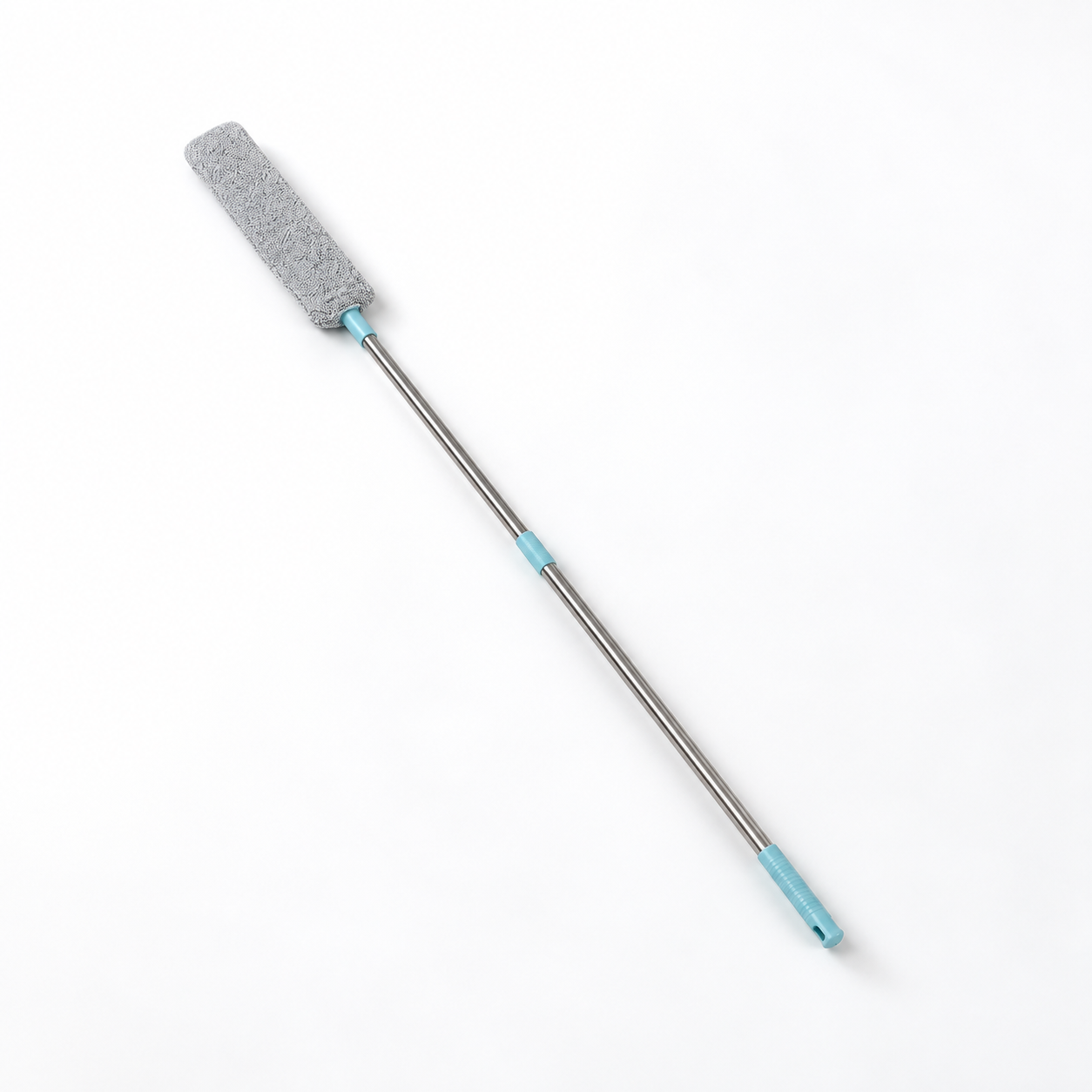 Balai anti-poussière à tête fine en microfibre grise et manche télescopique argenté, entier sur fond blanc