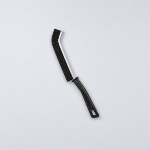 Brosse longue de nettoyage à manche noir et tête fine à poils noirs, entière sur fond clair