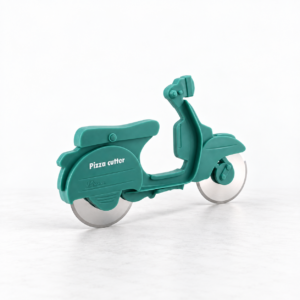 Coupe-pizza turquoise en forme de scooter avec deux disques de découpe métalliques, sur fond blanc