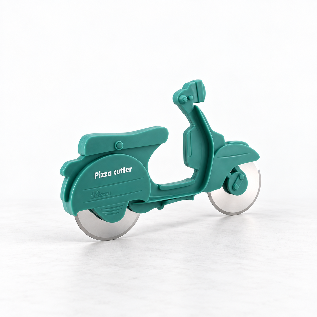 Coupe-pizza turquoise en forme de scooter avec deux disques de découpe métalliques, sur fond blanc