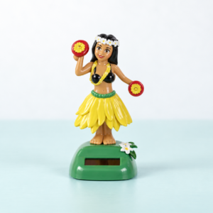 Danseuse hawaïenne solaire à jupe jaune sur socle vert avec panneau solaire visible