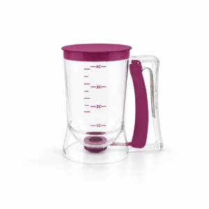Distributeur de pâte transparent gradué avec couvercle et poignée prune, sur fond blanc