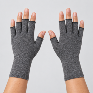 Paire de gants de compression gris chiné portés, doigts ouverts et poignets visibles