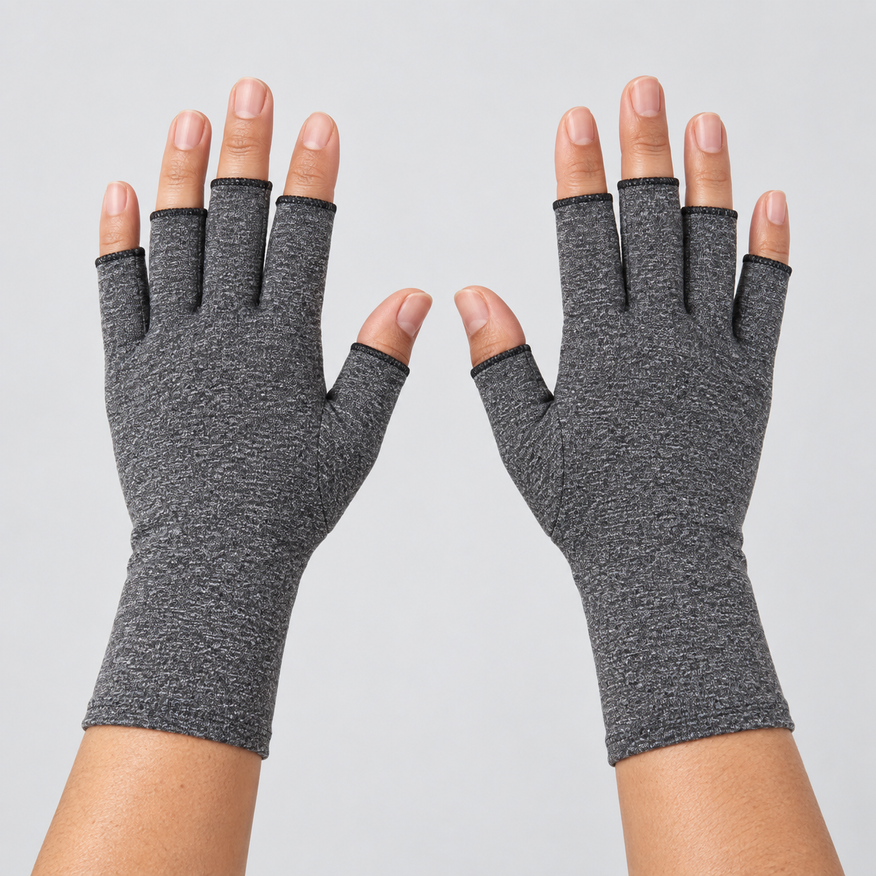 Paire de gants de compression gris chiné portés, doigts ouverts et poignets visibles