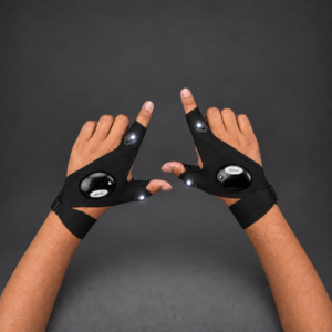 Paire de gants LED noirs portés, avec les quatre LEDs allumées et les sangles visibles