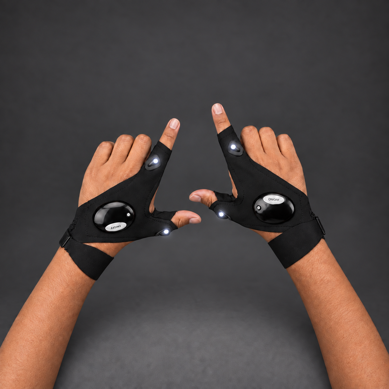 Paire de gants LED noirs portés, avec les quatre LEDs allumées et les sangles visibles