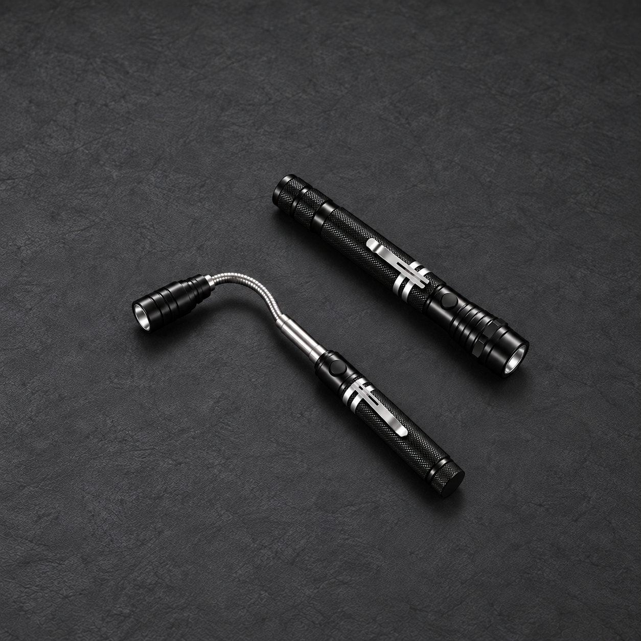 Deux vues de la même lampe aimantée télescopique noire, repliée et déployée avec col flexible et clip de ceinture, sur fond graphite