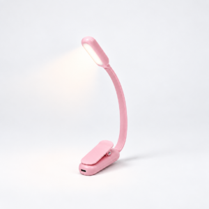 Lampe de lecture rose à pince, col courbé et éclairage LED, sur fond blanc