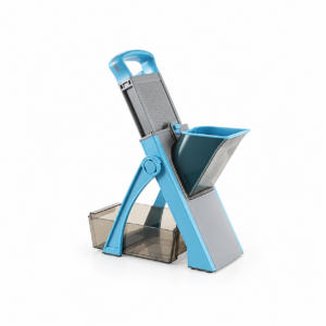 Mandoline coupe-légumes bleue avec support incliné et bac transparent sur fond blanc