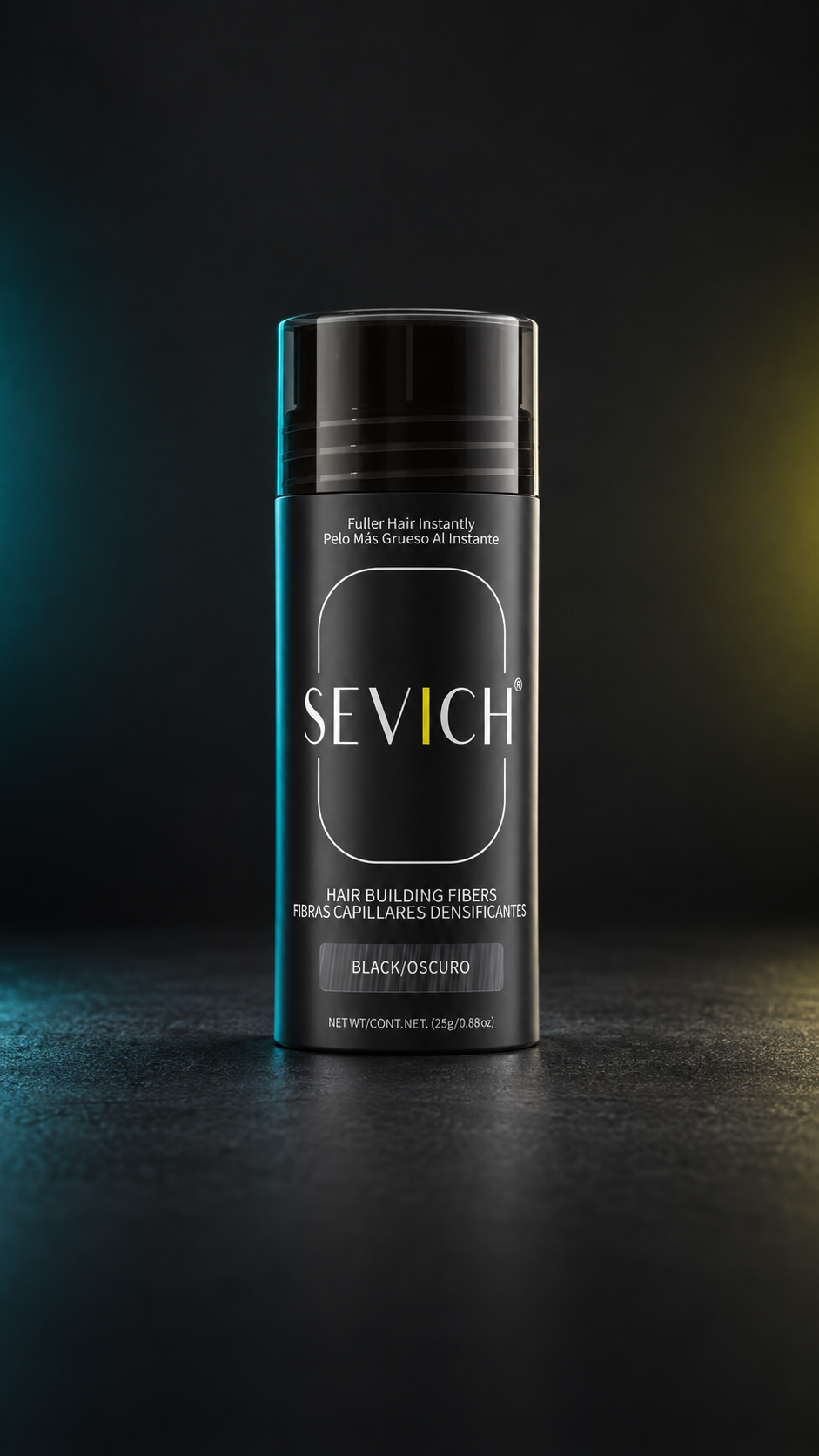 Flacon de poudre capillaire densifiante Sevich 25 g, teinte noir, sur fond sombre avec éclairage studio