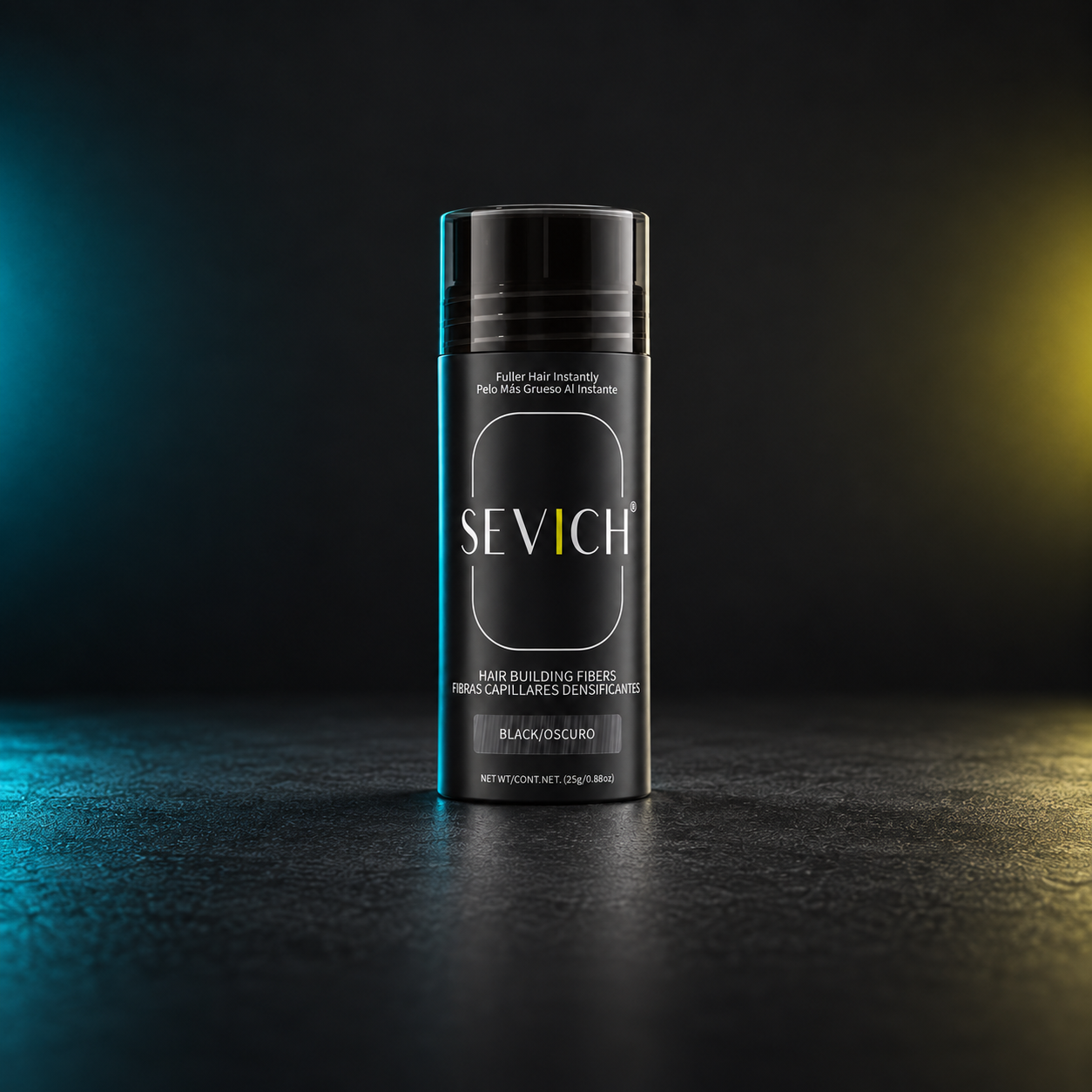 Flacon de poudre capillaire densifiante Sevich 25 g, teinte noir, sur fond sombre avec éclairage studio