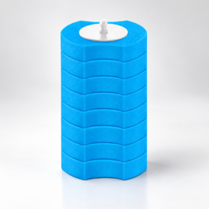 Pile de recharges WC bleues avec fixation blanche, entièrement visible sur fond clair