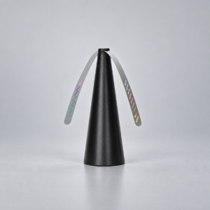 Ventilateur repousse-mouches noir avec deux pales souples, sur fond clair