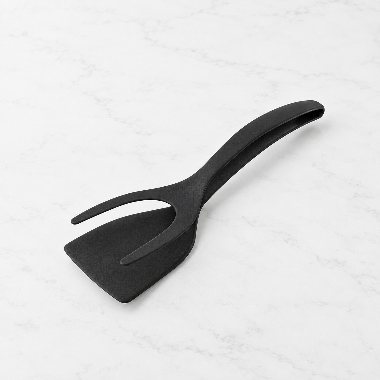 Spatule pince multifonction noire avec palette et fourche à deux branches sur fond blanc
