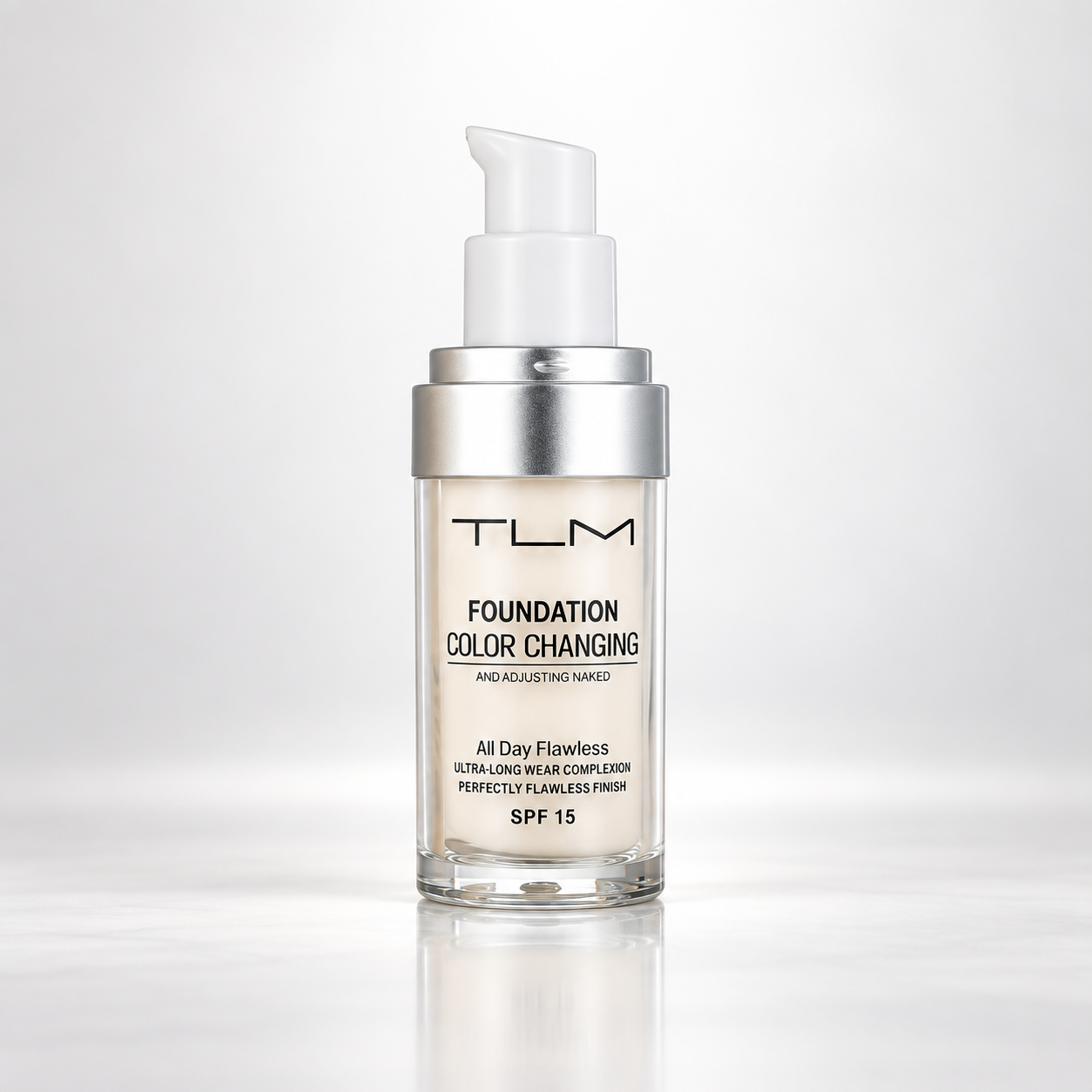 Flacon de fond de teint TLM à pompe blanche et bague argentée, entier sur fond blanc